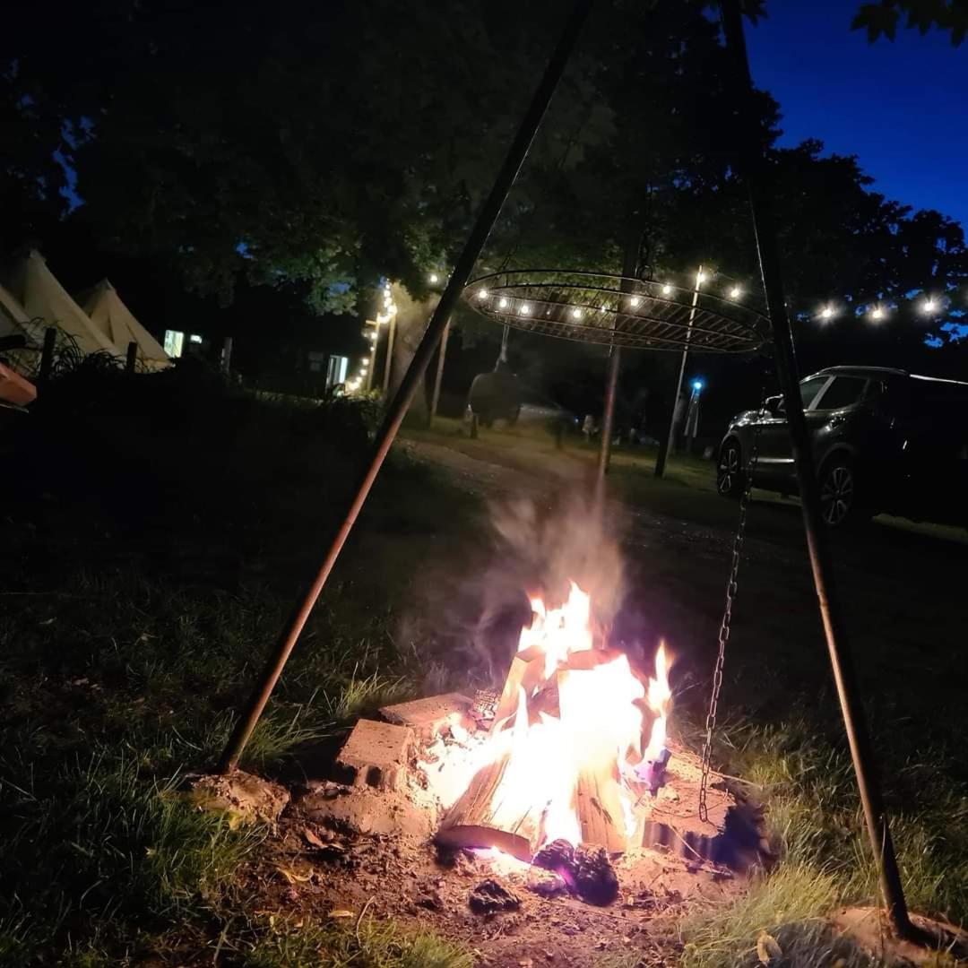 Bell Tent Glamping At Royal Victoria Country Park Southampton Exterior photo